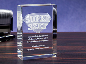 Grawerowany prezent dla Szefa • Odznaka 3D » Super Szef « średnia statuetka